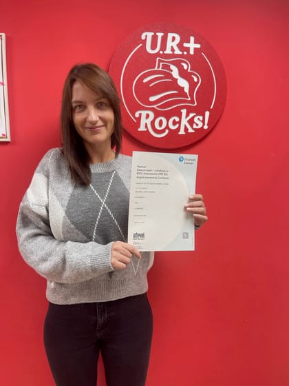 Alumna de Academia UR+ con su certificado oficial Pearson de nivel B2