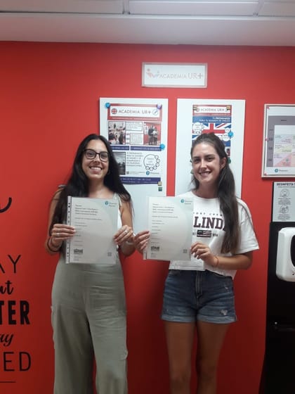 Alumnas de Academia UR+ con sus certificados oficiales Pearson de nivel B2