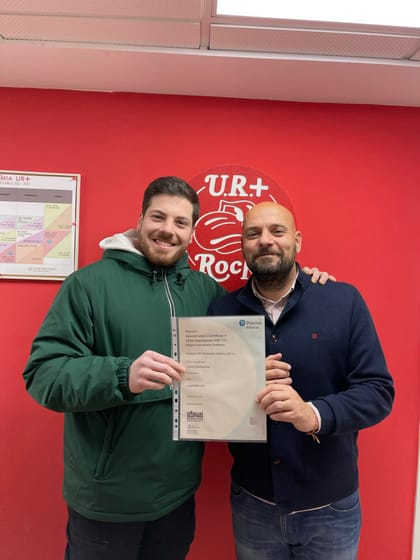 Alumna de Academia UR+ con su certificado oficial Pearson de nivel C1